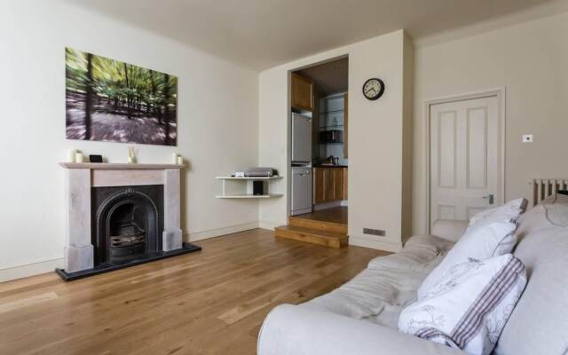 Spacious 2BR Flat in Kensington