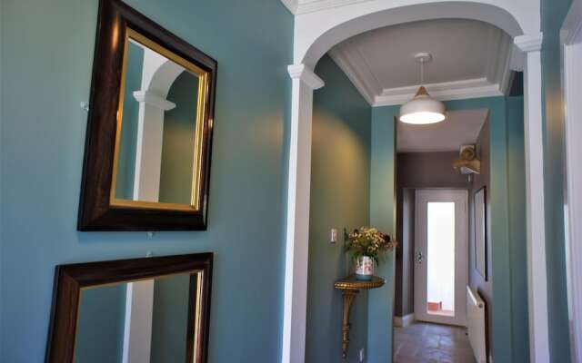Fantastic 2 Bedroom, Spacious and Great Location!