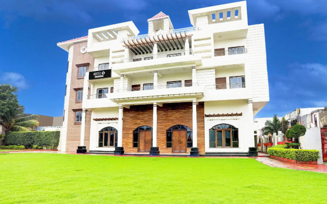 OYO 27960 Hotel Divya Sai Palace