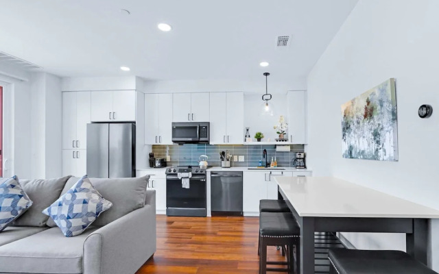 Chic Condo Minutes to Downtown, Gruene, & More