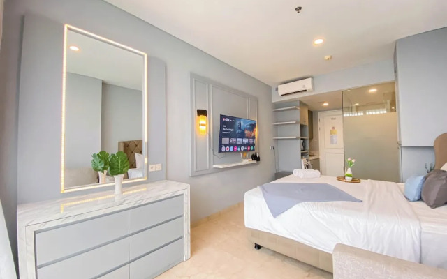 Minimalist and Cozy Studio at Apartment Art Deco