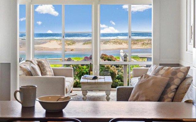 THE BEACH HOUSE Gerroa 4pm check out Sundays