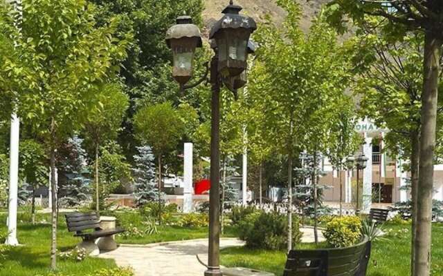 Отель Karon Palace