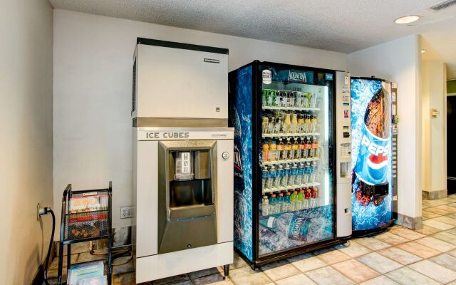 Super 8 by Wyndham Aurora East