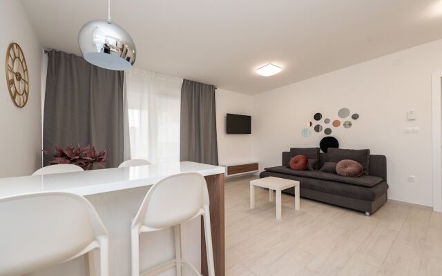 Apartments & Rooms Pool Villas Maris