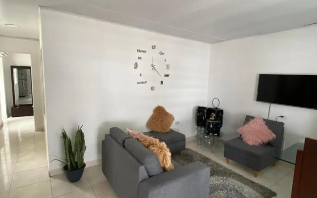 Hermoso apartamento con piscina y ascensor.