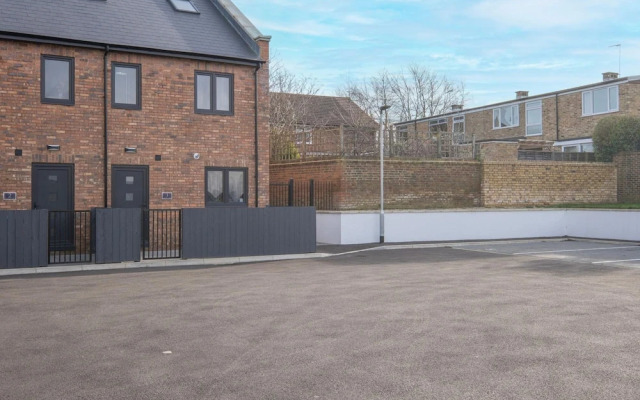 Spacious 4bedroom House-01 in Farnham Royal Slough