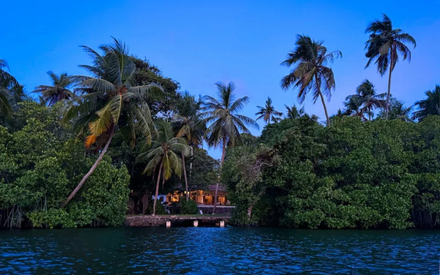 3-bedroom Lakeside Villa With Pool in Ahangama