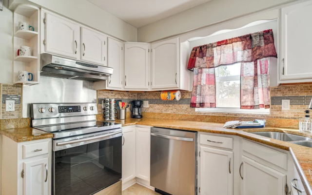 Pet-friendly Home w/ Pool & BBQ in Largo