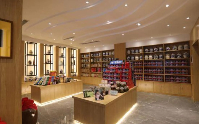 Zhengba Shilixiang Courtyard (Luding Daduhe Bridge)