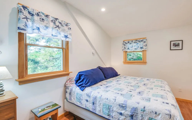 Charming Stonington Studio w/ Ocean Views!
