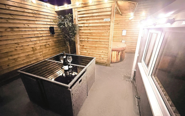 Albert Luxury Hottub and Jacuzzi Apartments