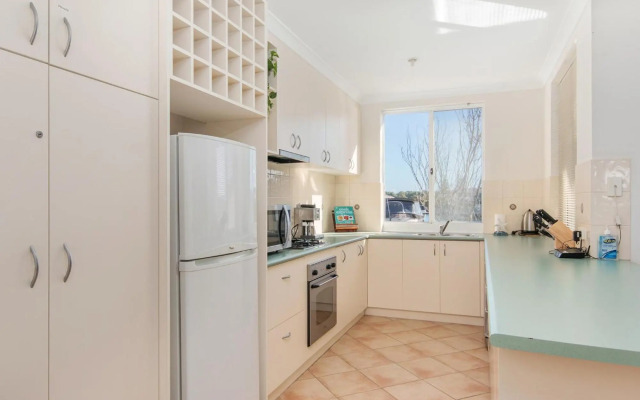 Waters Edge Apartment with Jetty