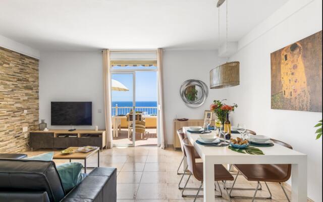Beachfront triplex with swimming pool parking