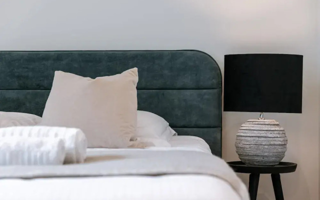 Serene Dikefront Apartment With en Suite Bedrooms and Stunning Views