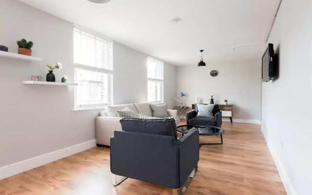 Amazing Modern 2 Bedroom Apartment in Zone 1!