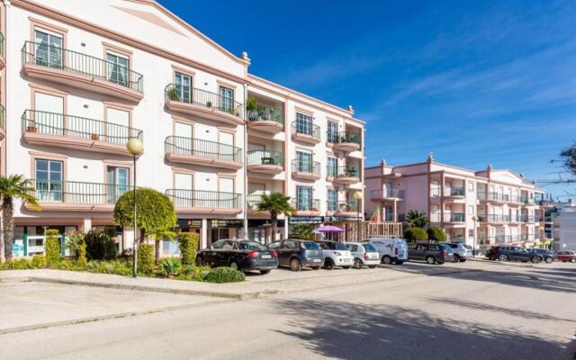 Lovely 2 bedroom apartment including pool, stunning ocean views & beach closeby