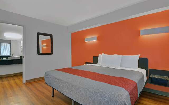 Motel 6 Cutler Bay, FL