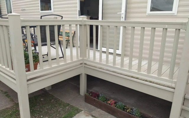 2 Bedroom 6 Berth Caravan With Decking