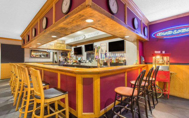 HomeTowne Studios by Red Roof Painted Post