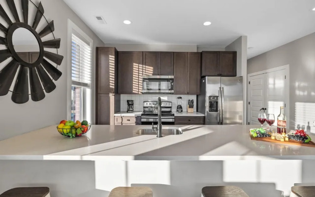 Pulse - Minutes to Broadway - Sleeps 6