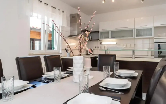 Villa S