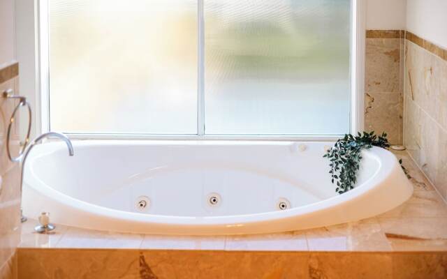 StayAU 6BRM Lakeview Villa Holiday Stay