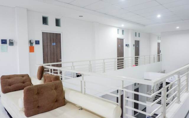 RedDoorz near Ahmad Yani Airport 2