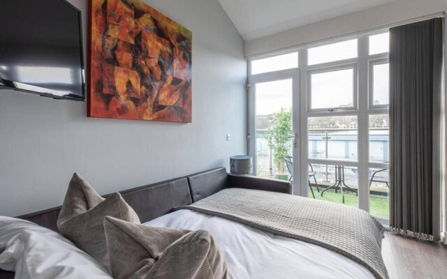 Riverside Balcony With Parking Minutes To Saltaire