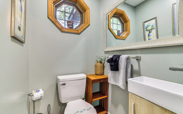 Pocono Getaway: Hot Tub, Community Lake Access!