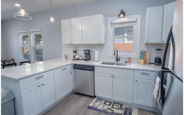 Delightfully Renovated 4 BR2 BA Near DT Riverwalk