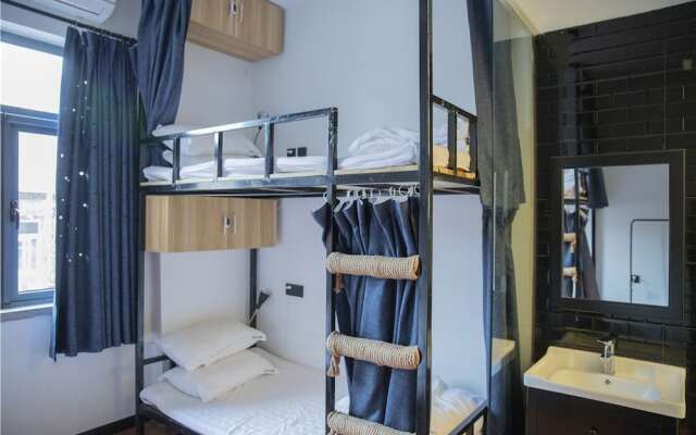 Zeako Youth Hostel