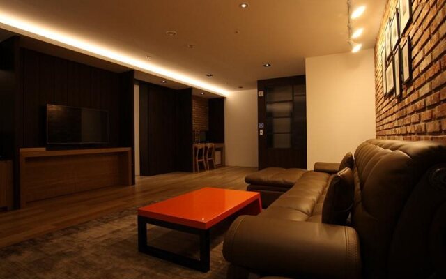R Lee Suite Ganseok