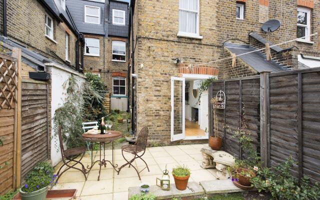 Stylish 2BR Garden Apartment in West London