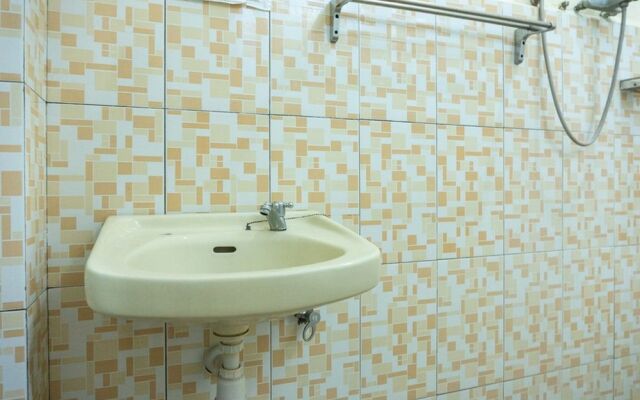 RedDoorz near H. Hasan Aroeboesman Airport