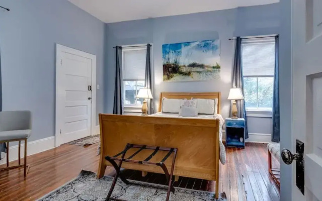Comfortable Escape 2BR Historic Downtown