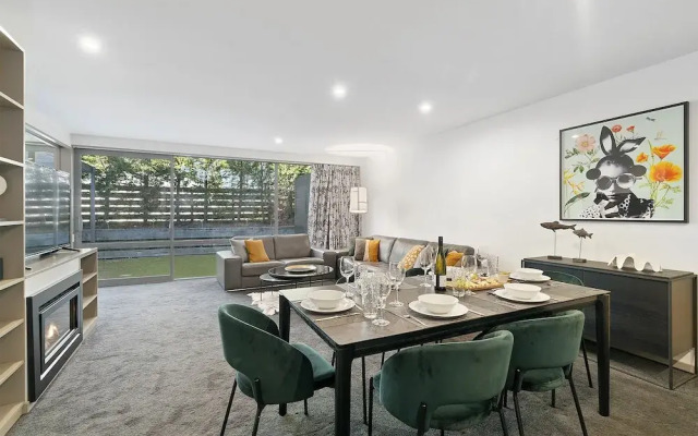 Central Location - Contemporary 2 Bedroom Aptm