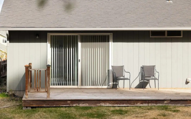 Rock Bluff Retreat - Home for 6!