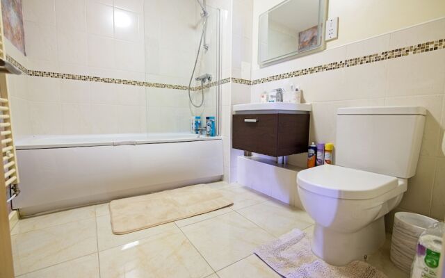 2 Bed Apt - Free Parking - Close to City Centre