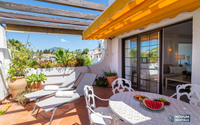 Modern 2 BDRM Apt with Sea Views and Pool