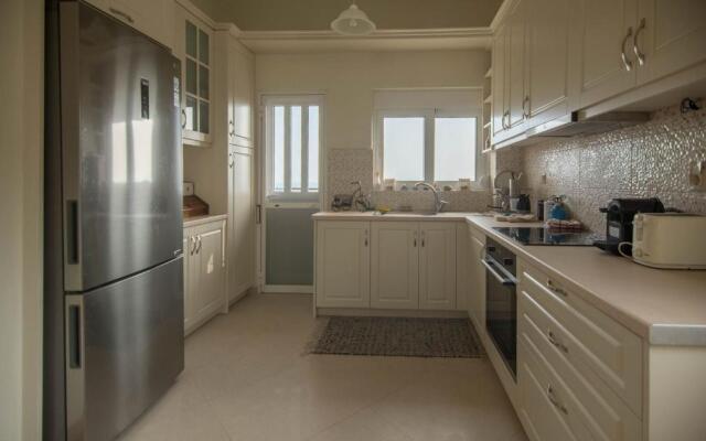 Lovely 3-bedroom Rental Unit With Alluring Views