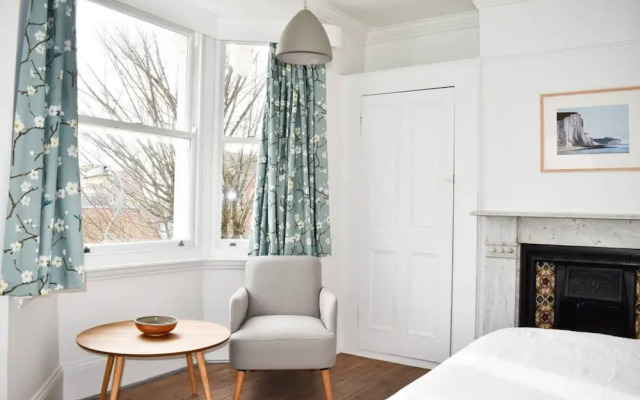 Stylish and Spacious 4 Bedroom Queen's Park House