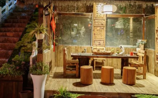 DEYI JU, 9, Halfway up the Mountain Beside Lijiang Ancient Town – Restaurant – Lijiang