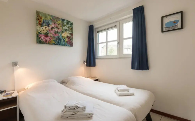 Stylish Thatched Villa with 2 Bathrooms near Giethoorn
