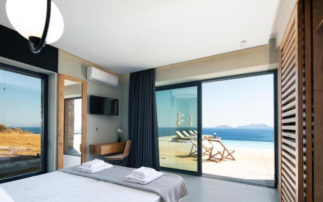 Seafront elegant villa, with infinity pool & devine views!