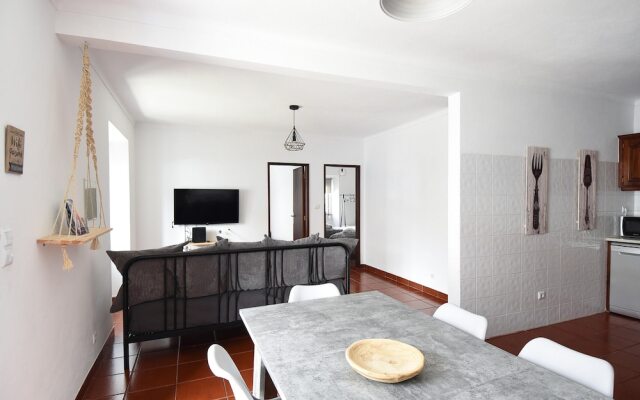 House with 2 Bedrooms in Lourinhã, with Wifi
