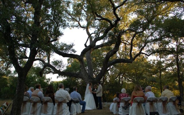 Twelve Oaks Hill Country Inn