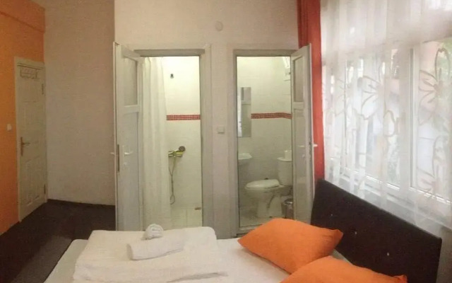 Rengarenk Hostel & Pension