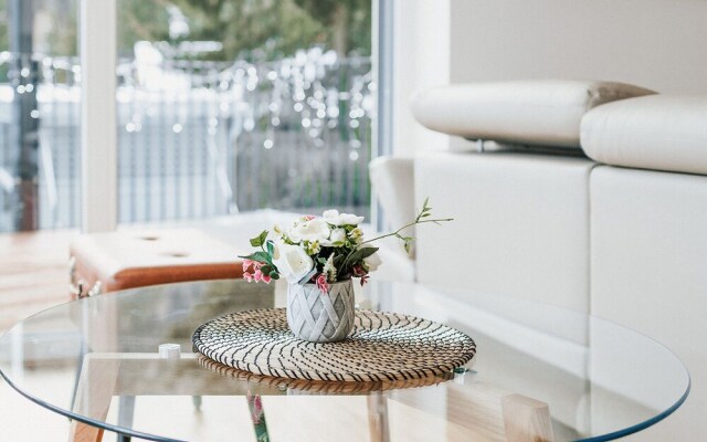 Magnificent Apartment With Phenomenal View Across the Bay, Nearby Appledore