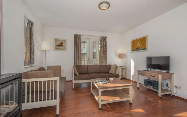 Villa with whirlpool and fireplace near the Grevelingen Lake